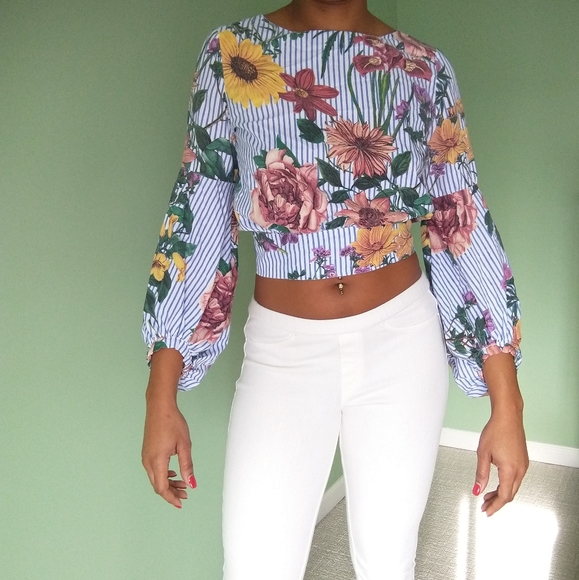 Jeuvre Tops - Jeuvre women's blue and white  floral striped crop blouse with open back